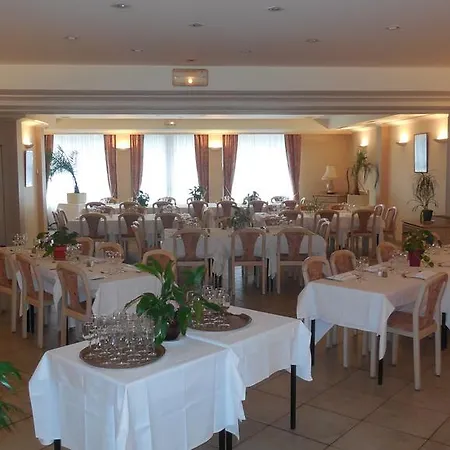 Logis Restaurant Des Voyageurs 蓬德萨拉尔