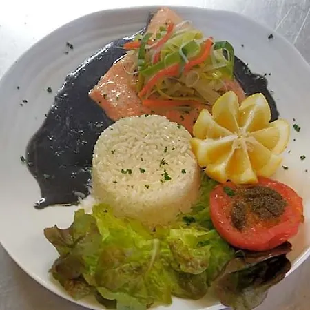 Logis Restaurant Des Voyageurs, Lacs Du Levezou ホテル Pont-de-Salars
